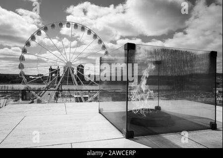 Freedom's Flame al National Underground Railroad Center di Cincinnati, Ohio, affacciato sulla ruota Skystar e sul Roebling Bridge Foto Stock