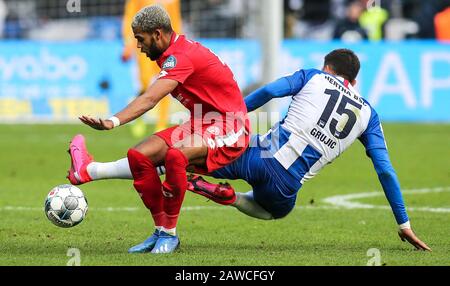 Berlino, Germania. 08th Feb, 2020. Calcio: Bundesliga, Hertha BSC - FSV Mainz 05, 21st matchday, Stadio Olimpico. Geremia St. Juste (l) da Magonza 05 combatte il Marko Grujic di Berlino per la palla. Credito: Andreas Gora/dpa - NOTA IMPORTANTE: In conformità con le norme del DFL Deutsche Fußball Liga e del DFB Deutscher Fußball-Bund, è vietato sfruttare o sfruttare nello stadio e/o dal gioco fotografato sotto forma di immagini di sequenza e/o serie di foto video-simili./dpa/Alamy Live News Foto Stock