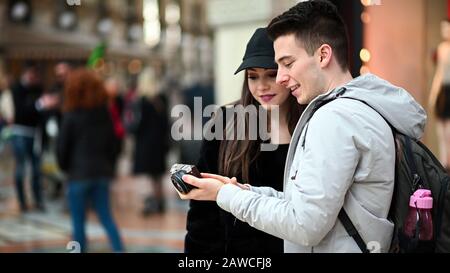 Coppia giovane di turisti fotografare in città Foto Stock