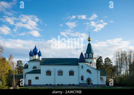 Bella chiesa ortodossa contro il cielo blu. Chiesa di San Nicola , costruita nel 1912 Foto Stock