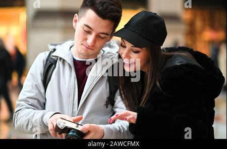 Coppia giovane di turisti fotografare in città Foto Stock