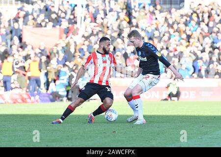 Londra, Regno Unito. 08th Feb, 2020. Bryan Mbeumo di Brendford combatte per il possesso con George Saville di Middlesbrough durante la partita Sky Bet Championship tra Brentford e Middlesbrough a Griffin Park, Londra, sabato 8th febbraio 2020. (Credit: Ivan Yordanov | MI News)La Fotografia può essere utilizzata solo per scopi editoriali di giornali e/o riviste, licenza richiesta per uso commerciale Credit: Mi News & Sport /Alamy Live News Foto Stock