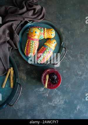 Guaguas de pan y colada morada, Figuras de pan ecuatorianas per l'Ecuador Día de los Difuntos o giorno Del Defunto Foto Stock