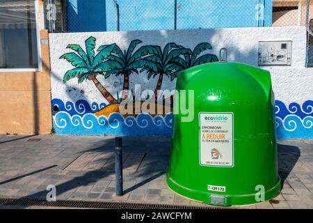 Cestino di plastica verde, con pittura di palme, Vilajoyosa, Villajoyosa, Alicante, Costa Blanca, Spagna Foto Stock