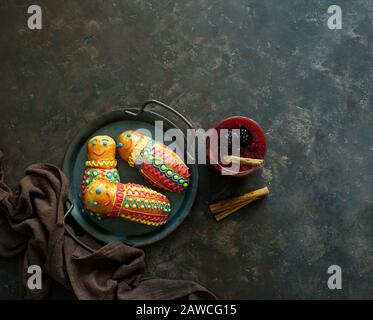 Guaguas de pan y colada morada, Figuras de pan ecuatorianas per l'Ecuador Día de los Difuntos o giorno Del Defunto Foto Stock