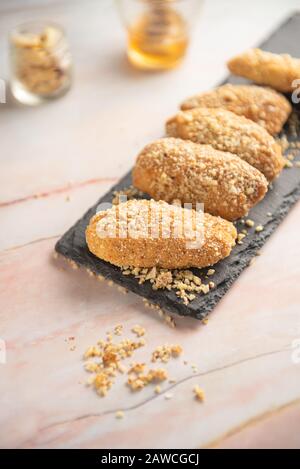 Deliziosi e gustosi biscotti greci al miele con Noci chiamate melomakarona , tradizionalmente goduto durante il Natale. Foto Stock