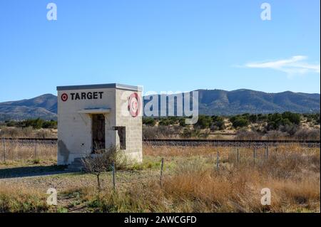 Target Marathon, un'installazione d'arte accanto ai binari ferroviari vicino alla città di Marathon nel deserto del Texas occidentale Foto Stock