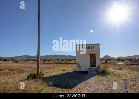 Target Marathon, un'installazione d'arte accanto ai binari ferroviari vicino alla città di Marathon nel deserto del Texas occidentale Foto Stock