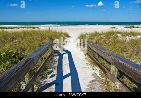 Wooden Beach Boardwalk porta alla spiaggia di sabbia bianca sull'isola di Anna Maria Foto Stock