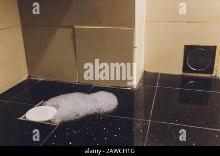 Bolle astratte schiuma bianca di detersivo in polvere su pavimento grigio.bolle sapone pulizia pavimento Foto Stock