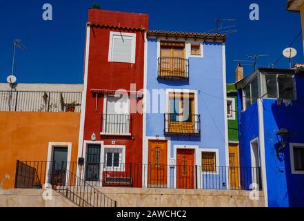 Le famose case colorate di Villajoyosa, Costa Blanca, Spagna Foto Stock