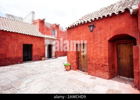 Cortile nel monastero di Santa Catalina, Arequipa, Perù, lungo le mura in fiori in vaso. Foto Stock