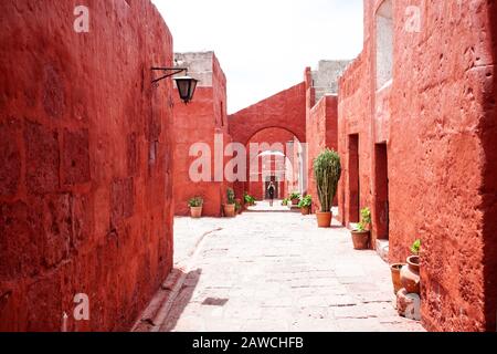 2019-12-03 Monastero Di Santa Catalina, Arequipa, Perù. Al centro della stanza si trova un uomo. Foto Stock