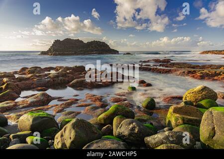 El Pris rocce vulcaniche con muschio verde, mare vulcanico Atlantico oceano, fotografia a lunga esposizione, Tacoronte, Tenerife, Isole Canarie, Spagna Foto Stock