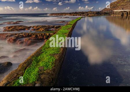 El Pris piscina muro con muschio verde, vicino all'oceano Atlantico con rocce vulcaniche, fotografia a lunga esposizione, Tacoronte, Tenerife, Isole Canarie, Spagna Foto Stock