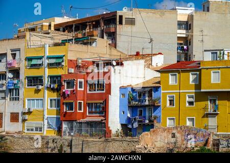 Le famose case colorate di Villajoyosa, Costa Blanca, Spagna Foto Stock