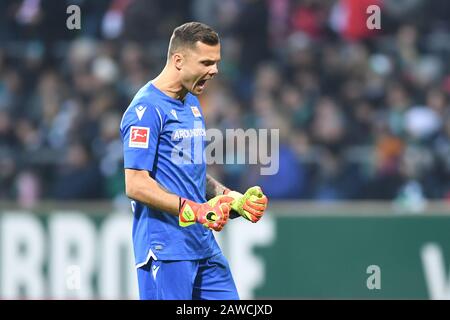 Brema, Germania. 08th Feb, 2020. Calcio: Bundesliga, 21st matchday: Werder Bremen - 1st FC Union Berlino al Weser Stadium. Il portiere di Berlino Rafael Gikiewicz si rallegra per l'obiettivo dello 0:2. Credito: Carmen Jaspersen/dpa - NOTA IMPORTANTE: In conformità con le norme del DFL Deutsche Fußball Liga e del DFB Deutscher Fußball-Bund, è vietato sfruttare o sfruttare nello stadio e/o dal gioco fotografato sotto forma di immagini di sequenza e/o serie di foto video-simili./dpa/Alamy Live News Foto Stock