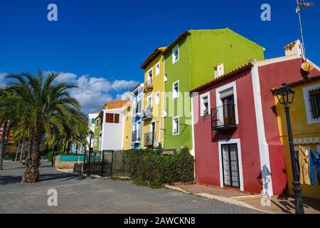 Le famose case colorate di Villajoyosa, Costa Blanca, Spagna Foto Stock