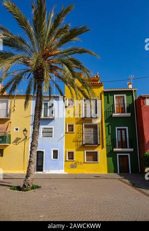 Le famose case colorate di Villajoyosa, Costa Blanca, Spagna Foto Stock
