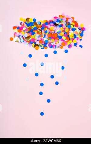 Colorful celebrazione confetti sfondo colori pastello con spazio copia disposizione verticale come pioggia nuvola e gocce di pioggia Foto Stock