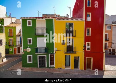 Le famose case colorate di Villajoyosa, Costa Blanca, Spagna Foto Stock