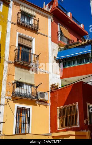 Le famose case colorate di Villajoyosa, Costa Blanca, Spagna Foto Stock