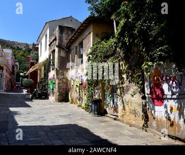 Atene, Grecia - 7th luglio 2018: Sole in una tranquilla strada sotto il Pantheon Foto Stock