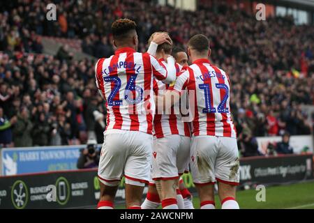 Stoke on Trent, Regno Unito. 8th Feb, 2020. James McClean di Stoke City celebra il suo obiettivo di rendere 1-0 a Stoke durante la partita Sky Bet Championship tra Stoke City e Charlton Athletic al Britannia Stadium, Stoke-on-Trent il sabato 8th febbraio 2020. (Credit: Simon Newbury | MI News) La Fotografia può essere utilizzata solo per scopi editoriali di giornali e/o riviste, licenza richiesta per uso commerciale Credit: Mi News & Sport /Alamy Live News Foto Stock