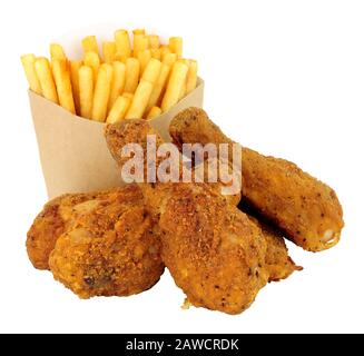 Porzioni di pollo fritto del sud e patatine fritte in scoop di cartone isolato su uno sfondo bianco Foto Stock