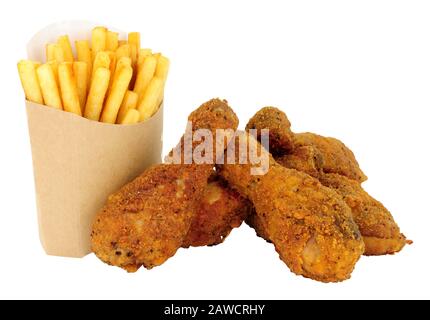 Porzioni di pollo fritto del sud e patatine fritte in scoop di cartone isolato su uno sfondo bianco Foto Stock