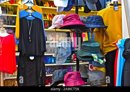 Mercato interno "nuovo" di Carmarthen. Gli acquirenti che esplorano bancarelle colorate. Articoli mulit-colorati per la vendita Foto Stock