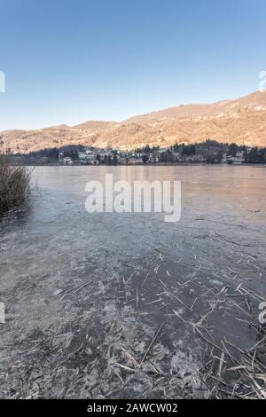 Il lago di Endine completamente congelato. Endine Gaiano (BG), Italia - 22 gennaio 2019. Foto Stock