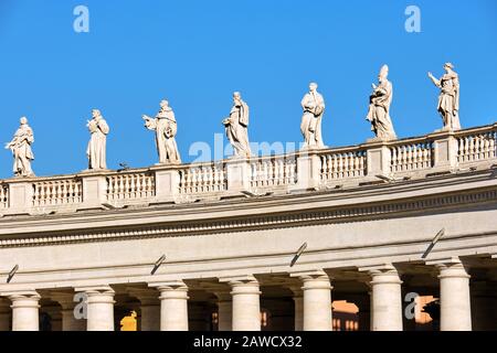 Dettaglio delle statue e delle colonne intorno a Piazza San Pietro a Roma Foto Stock