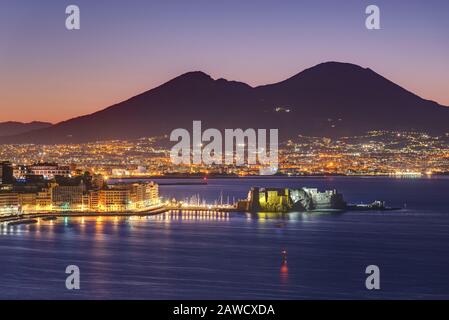 Vista sul Golfo di Napoli prima dell'alba con il Vesuvio sul retro Foto Stock