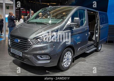 Francoforte, GERMANIA - 10 SETTEMBRE 2019: Nuovo modello di furgone PHEV personalizzato Ford Tourneo presentato al Salone dell'automobile IAA di Francoforte 2019. Foto Stock