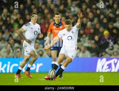 Edimburgo, Scozia, Regno Unito. 08th Feb, 2020. Edimburgo, Scozia, Regno Unito. Test Delle Sei Nazioni Guinness: Scozia Contro Inghilterra. EnglandÕs Owen Farrell ha un calcio al traguardo. Merito: Ian Rutherford/Alamy Live News Foto Stock