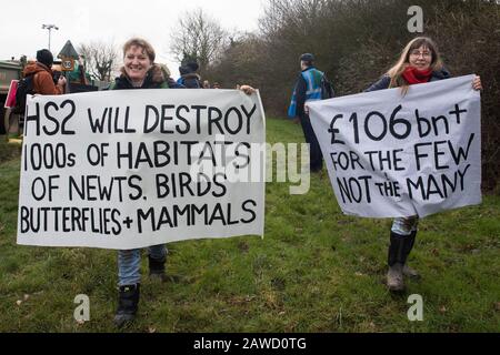 Harefield, Regno Unito. 8 Febbraio 2020. Le donne portano striscioni anti-HS2 durante l'azione da parte di attivisti ambientali di Save the Colne Valley, Stop HS2 e Extinction Rebellion per impedire che l'albero finga opere per il progetto ferroviario ad alta velocità. Gli attivisti hanno avuto successo nel prevenire uno qualsiasi degli alberi di linea che felling da HS2 e dopo un intervento da parte di un poliziotto tutti gli alberi di abbattimento e il lavoro traboccante è stato ora annullato per il fine settimana. Credit: Mark Kerrison/Alamy Live News Foto Stock