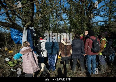 Harefield, Regno Unito. 8 Febbraio 2020. Gli attivisti ambientali di Save the Colne Valley, Stop HS2 e Extinction Rebellion formano un circolo alimentare per celebrare la loro prevenzione degli ingegneri HS2 dall'esecuzione di lavori di abbattimento degli alberi in programma per il progetto ferroviario ad alta velocità questo fine settimana. Credit: Mark Kerrison/Alamy Live News Foto Stock