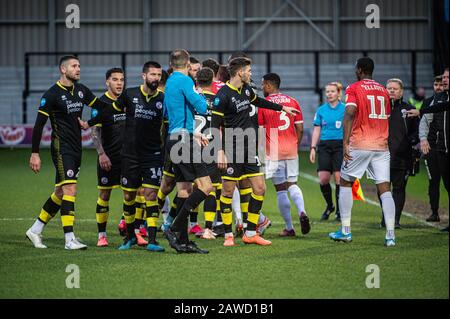 Salford, Regno Unito. 08th Feb 2020. I tempers si riacutiano tra le squadre durante la partita della Sky Bet League 2 tra Salford City e Crawley Town a Moor Lane, Salford sabato 8th febbraio 2020. (Credit: Ian Charles | MI News) La Fotografia può essere utilizzata solo per scopi editoriali di giornali e/o riviste, licenza richiesta per uso commerciale Credit: Mi News & Sport /Alamy Live News Foto Stock