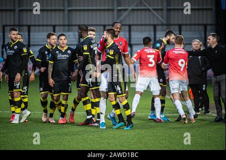 Salford, Regno Unito. 08th Feb 2020. I tempers si riacutiano tra le squadre durante la partita della Sky Bet League 2 tra Salford City e Crawley Town a Moor Lane, Salford sabato 8th febbraio 2020. (Credit: Ian Charles | MI News) La Fotografia può essere utilizzata solo per scopi editoriali di giornali e/o riviste, licenza richiesta per uso commerciale Credit: Mi News & Sport /Alamy Live News Foto Stock