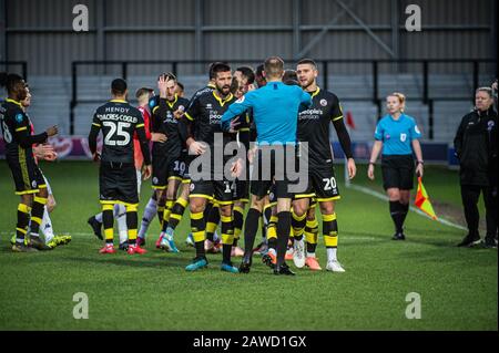 Salford, Regno Unito. 08th Feb 2020. I tempers si riacutiano tra le squadre durante la partita della Sky Bet League 2 tra Salford City e Crawley Town a Moor Lane, Salford sabato 8th febbraio 2020. (Credit: Ian Charles | MI News) La Fotografia può essere utilizzata solo per scopi editoriali di giornali e/o riviste, licenza richiesta per uso commerciale Credit: Mi News & Sport /Alamy Live News Foto Stock