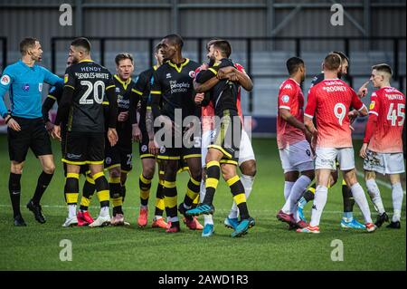 Salford, Regno Unito. 08th Feb 2020. I tempers si riacutiano tra le squadre durante la partita della Sky Bet League 2 tra Salford City e Crawley Town a Moor Lane, Salford sabato 8th febbraio 2020. (Credit: Ian Charles | MI News) La Fotografia può essere utilizzata solo per scopi editoriali di giornali e/o riviste, licenza richiesta per uso commerciale Credit: Mi News & Sport /Alamy Live News Foto Stock