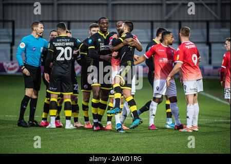 Salford, Regno Unito. 08th Feb 2020. I tempers si riacutiano tra le squadre durante la partita della Sky Bet League 2 tra Salford City e Crawley Town a Moor Lane, Salford sabato 8th febbraio 2020. (Credit: Ian Charles | MI News) La Fotografia può essere utilizzata solo per scopi editoriali di giornali e/o riviste, licenza richiesta per uso commerciale Credit: Mi News & Sport /Alamy Live News Foto Stock