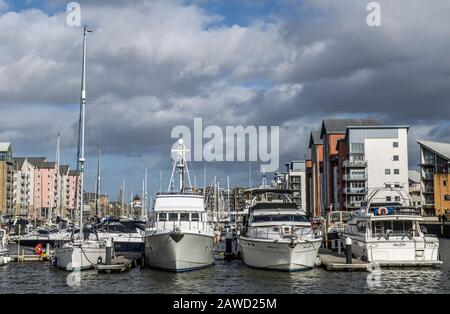 Portishead Marina sulla Bristol Channel Coast vicino Bristol West of England in una giornata di febbraio soleggiata e ventilata. Posizione incantevole per una buona passeggiata. Foto Stock