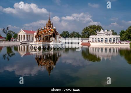 Il bellissimo padiglione Aisawan Dhiphya Asana e il Palazzo reale di Bang Pa In Thailandia, con riflessione sull'acqua Foto Stock