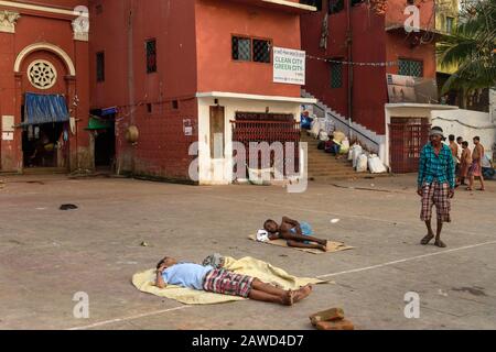 I poveri indiani vivono vicino al fiume Hooghly o Ganga a Mallick ghat. Calcutta. India Foto Stock