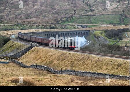 Ribblehead, North Yorkshire, Regno Unito. 8th Gennaio, 2020. Lo speciale vapore 'Winter Cumbrian Mountain Express' trainato da 46115 'Stots Guardsman' viene visto qui attraversando il famoso viadotto Ribblehead nel Parco Nazionale Yorkshire Dales, viaggiando a sud da Carlisle sulla famosa Settle per la linea ferroviaria Carlisle. Credito: John Bentley/Alamy Live News Foto Stock