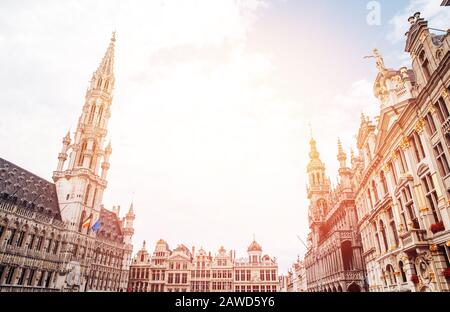 Grand Place, grande piazza storica del mercato nel centro di Bruxelles, uno dei siti turistici più importanti della città. Architettura gotica in stile barocco. Foto Stock