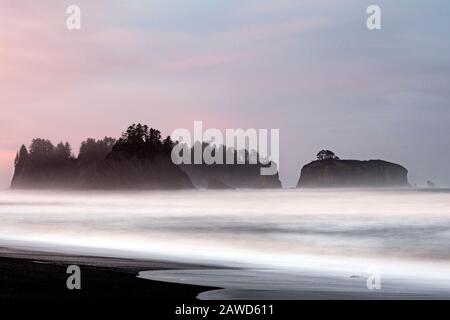 WA17402-00....WASHINGTON - Isola di James all'alba vista dalla Spiaggia di Rialto nel Parco Nazionale Olimpico. Foto Stock