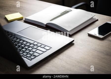 scrivania da lavoro per freelance. design minimalista contemporaneo Foto Stock